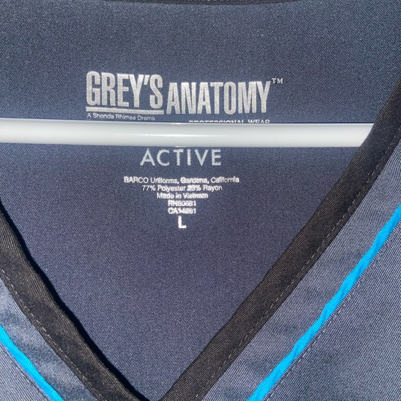 Greys anatomy active v-neck women’s scrub top - Picture 2 of 4